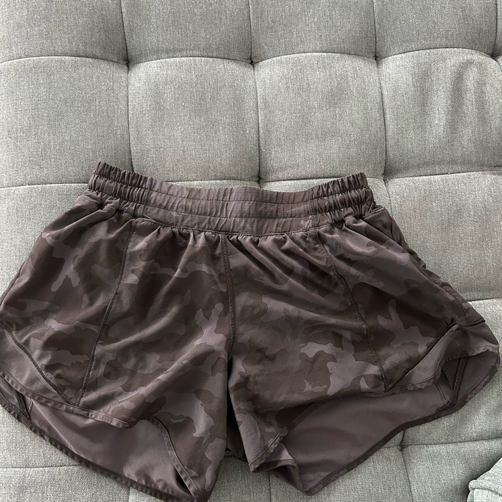 lululemon athletica black camo hotty hot shorts 4in